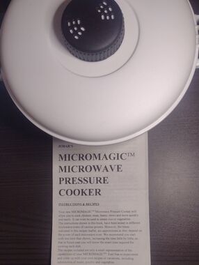 MICROMAGIC Microwave Pressure Cooker Lid - White with Black Vent